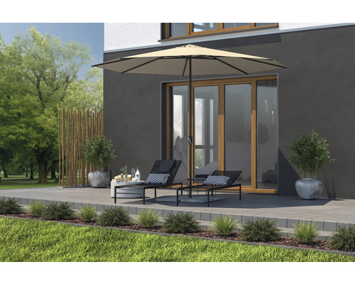 Terrasse mit Sonnenschirm und Sonnenliegen