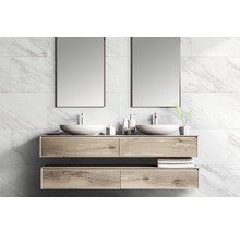 Badezimmer mit Doppelwaschbecken, Spiegeln und Holzunterschrank vor Marmorwand
