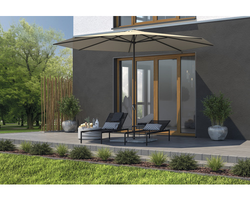 Terrasse mit Sonnenschirm, Liegestühlen und Bepflanzung