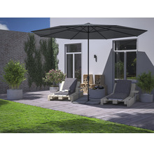 Außenbereich mit Sonnenschirm, Gartenmöbeln und Pflanzen für Terrasse oder Garten