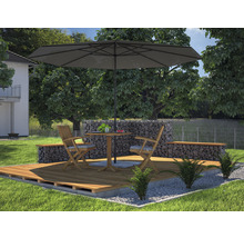Gartenbereich mit Holzterrasse, Sonnenschirm, Tisch, Stühlen und Gabionen