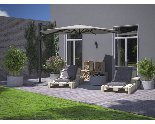 Gartenbereich mit zwei Liegestühlen, Sonnenschirm, Holzkisten und Pflanzenkübeln auf einer Holzterrasse