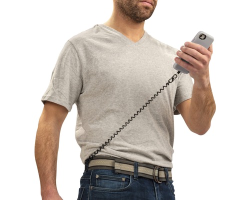 Mann mit einer Smartphone-Hülle, die mit einer Spiralschnur an einem Gürtel befestigt ist.