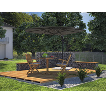 Gartenszene mit Holzterrasse, Gabionenwand, Tisch, Stühlen und Sonnenschirm
