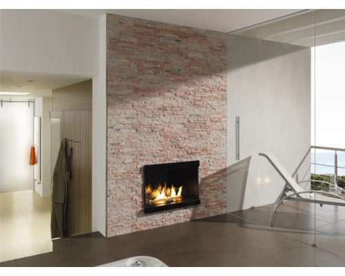 Badezimmer mit Kamin und Steinwand