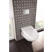 Hänge-Dusch-WC in einem Badezimmer mit gemusterter Wand