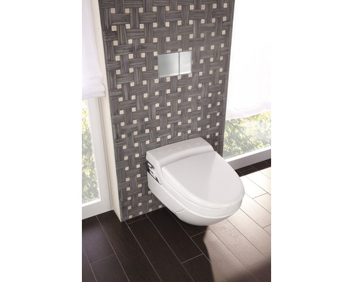 Hänge-Dusch-WC in einem Badezimmer mit gemusterter Wand