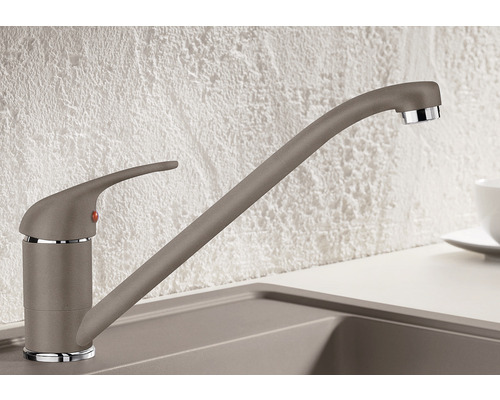 Küchenarmatur mit hohem Auslauf auf einer Spüle