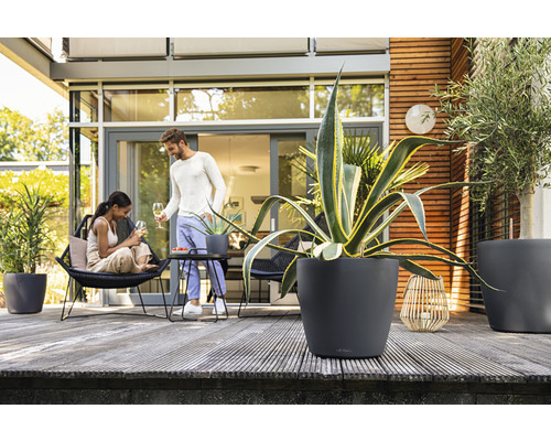 Terrasse mit Pflanzkübeln und entspannten Personen