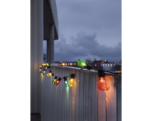 Lichterkette mit bunten Glühbirnen auf einem Balkon