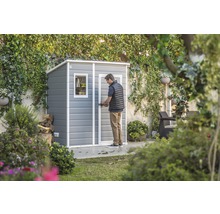 Garten Szene mit Geräteschuppen und einer Person, die die Tür öffnet