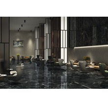Lounge mit Sesseln, Sofas und dunklem Marmorboden