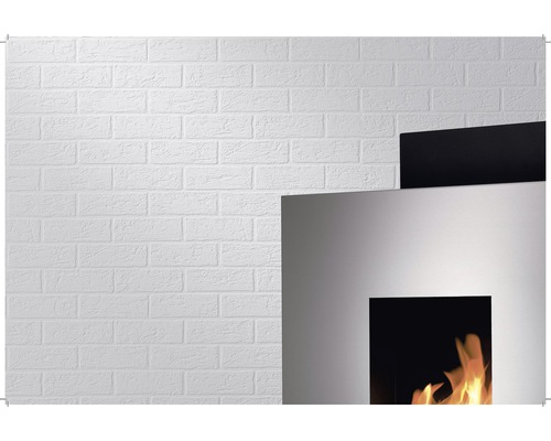 Dekorativer Kamin vor einer Backsteinwand