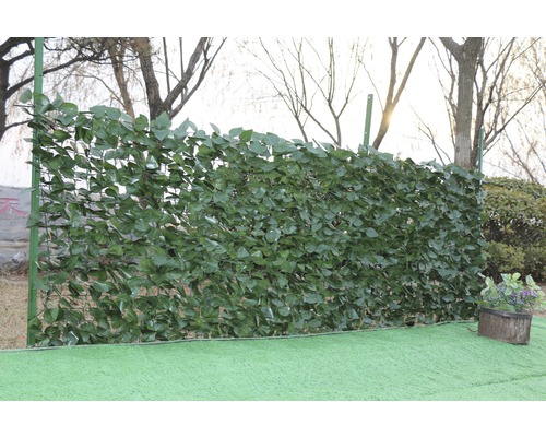 Künstliche Hecke mit grünen Blättern als Sichtschutz