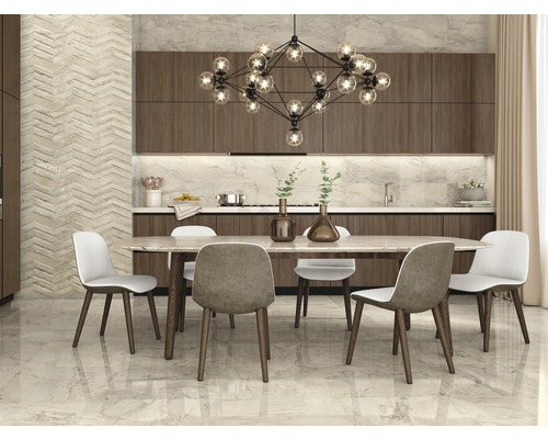 Heller Essbereich mit Esstisch, Stühlen und moderner Beleuchtung vor Küchenkulisse