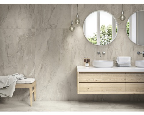 Modernes Badezimmer mit Marmorfliesen, Waschtisch mit zwei Waschbecken und runden Spiegeln