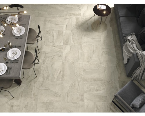 Beige Bodenfliesen im Wohnbereich mit Esstisch und Sitzecke.