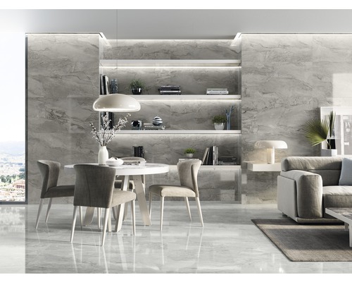 Wohnzimmer mit Marmorfliesen, Esstisch und Regalen mit Beleuchtung