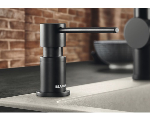 Schwarzer Blanco Spender für Spülmittel auf einer Spüle montiert.