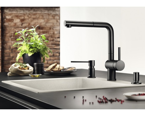 Küchenszene mit Spüle, Armatur, Seifenspender und Dekoration