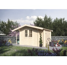 Gartenhaus aus Holz mit Rasenmäher und Gartenschlauch im Garten