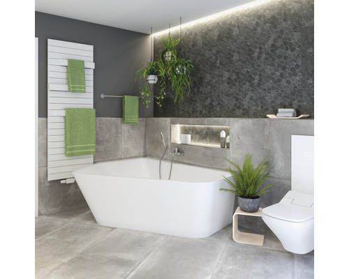 Badezimmer mit Badewanne, Toilette, Heizkörper und Pflanzen