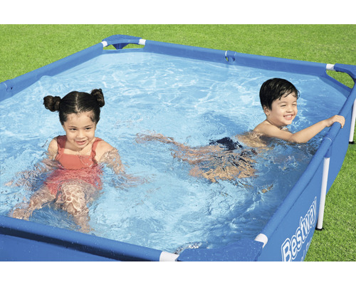 Kinder baden in einem rechteckigen Pool im Garten mit Bestway Logo