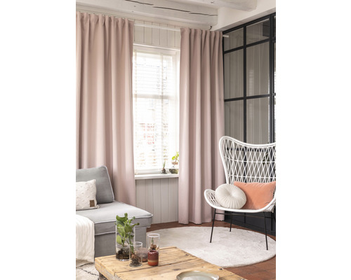 Helles Wohnzimmer mit Vorhängen, Sofa und Sessel