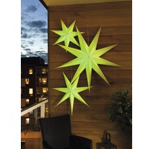 Dekorative Papiersterne an einer Holzwand auf einem Balkon