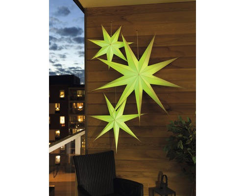 Dekorative Papiersterne an einer Holzwand auf einem Balkon