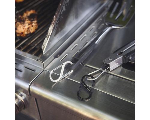 Grillzange und Wender mit Karabiner-Clip am Grill