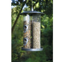 Vogelhaus mit Futtermischung und Erdnüssen