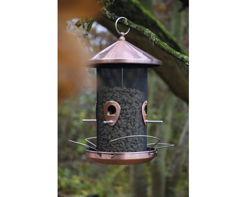 Vogelhaus mit Netzstruktur und Futter zum Aufhängen an einem Baum