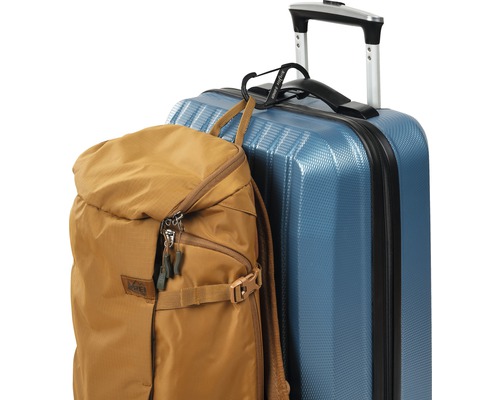 Ein Trolley mit einem Rucksack, der mit einem Clip befestigt ist.