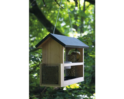 Vogelhaus mit Futter, aufgehängt an einem Baum
