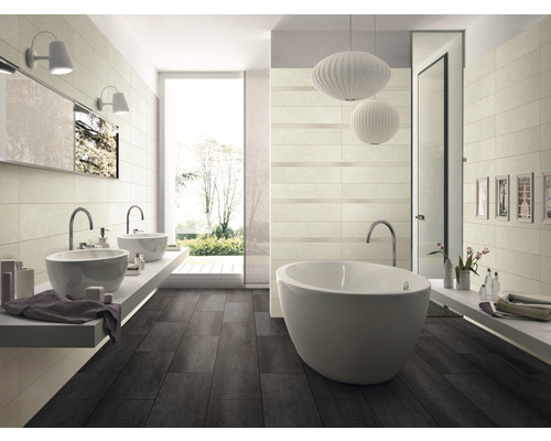 Badezimmer mit Badewanne, Waschbecken und dunklem Holzboden