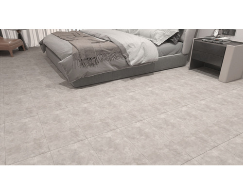 Heller Schlafraum mit Bodenfliesen verlegt