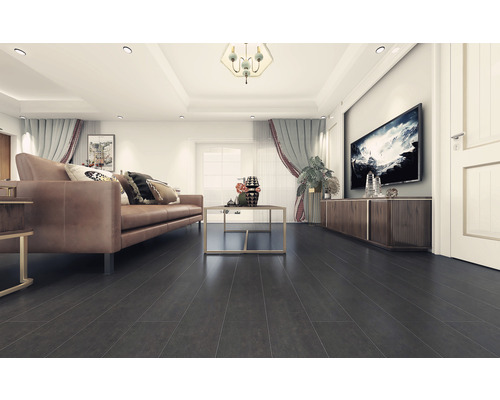 Helles Wohnzimmer mit Sofa, Tisch und dunklem Holzboden.