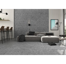 Wohnzimmer mit grauen Terrazzo-Fliesen auf Boden und Wand
