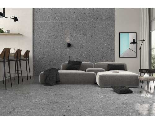 Wohnzimmer mit grauen Terrazzo-Fliesen auf Boden und Wand