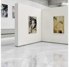 Ausstellungsraum mit mehreren gerahmten Kunstwerken an den Wänden