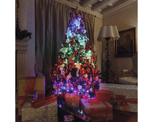 Geschmückter Weihnachtsbaum mit Geschenken in einem Wohnzimmer