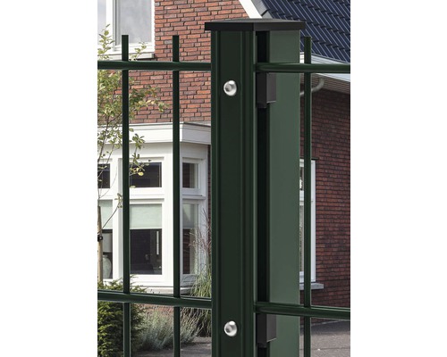 Detailansicht eines Zaunpfostens mit Doppelstabmattenzaun