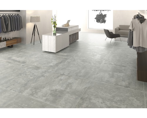 Heller Raum mit Fliesenboden in Betonoptik.