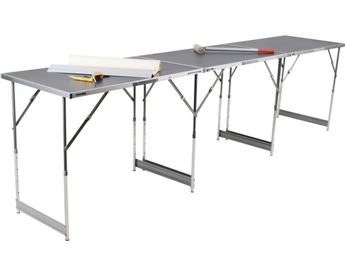 Tapeziertisch mit Tapetenrolle, Cutter und Maßband