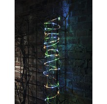 Dekorative Lichterkette spiralförmig an einer Wand befestigt.