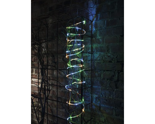 Dekorative Lichterkette spiralförmig an einer Wand befestigt.