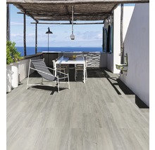 Heller Terrassenbereich mit grauen Holzbodenfliesen, Terrassenmöbeln und Meerblick
