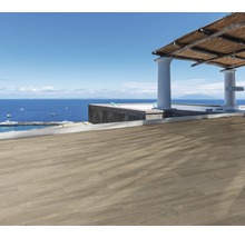 Terrasse mit Holzboden und Meerblick an einem sonnigen Tag.