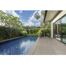Swimmingpool im Garten mit Pflanzen und Terrasse